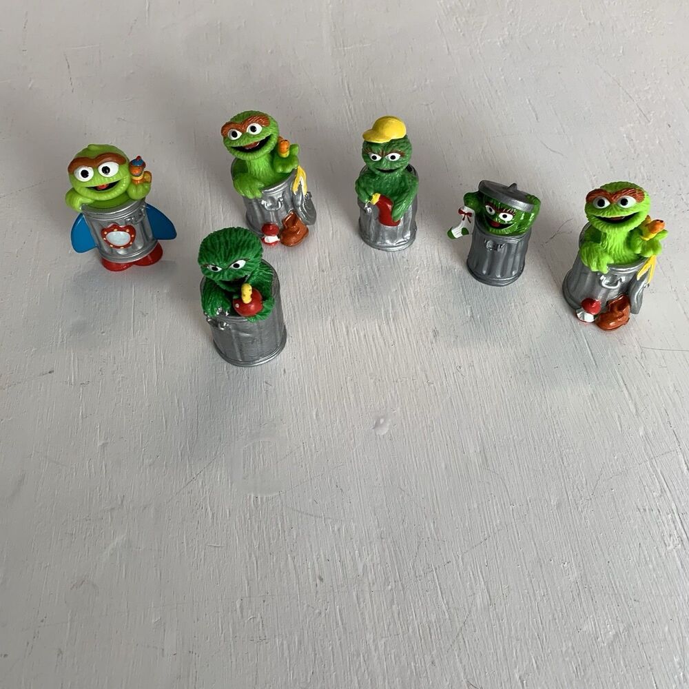 Lot Of Tyco Vintage Sesame Street Figures Oscar Christmas Stocking, Apppe Figure